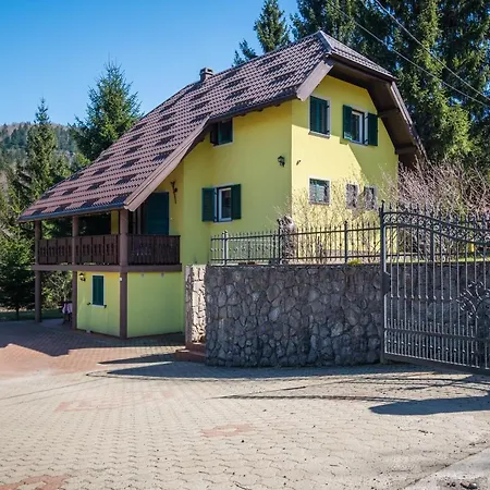 בית נופש Family Friendly House With A Parking Space Lokve, Gorski Kotar - 19457 לוקווה